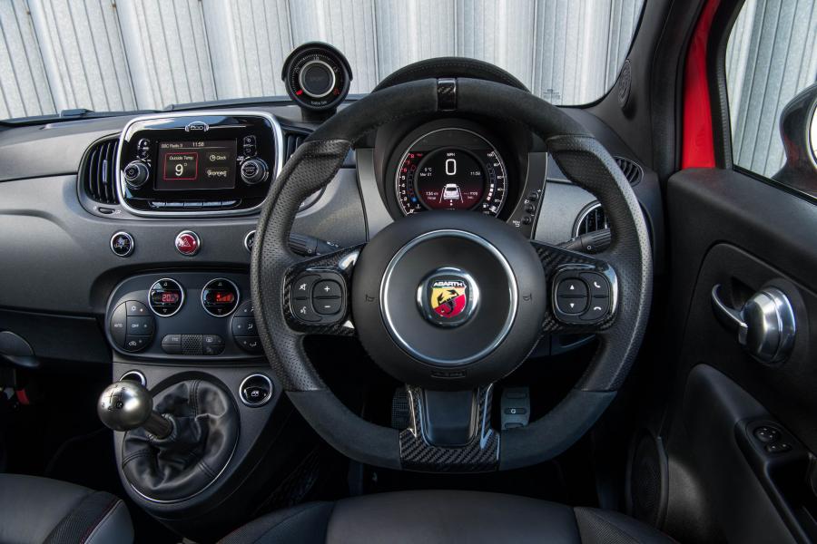 Панель приборов Abarth 595 Competizione (312) 2016 года  (UK) (фото 19 из 25)